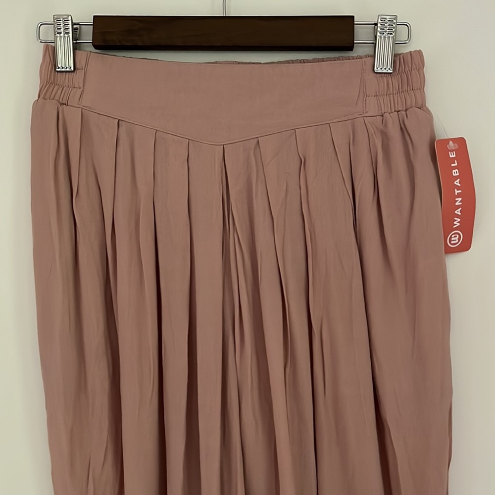 Women’s small Fore Pleated Trouser with Pockets in Tan